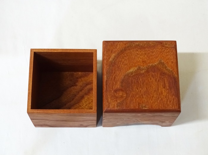 駒箱　欅　杢　上　沈金仕上げ