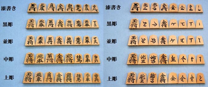 金のクスノキの将棋の赤い木の工芸品の書斎の用品の赤い木の将棋は